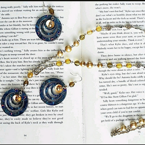 Peacock Feathers Pendant Necklace - Picture 7 of 8